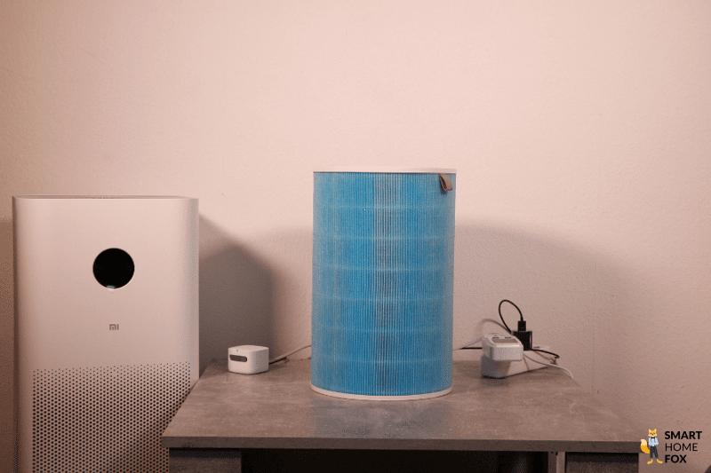 Синий цилиндрический блок фильтра очистителя воздуха Xiaomi Mi Air Purifier Pro H на столе.